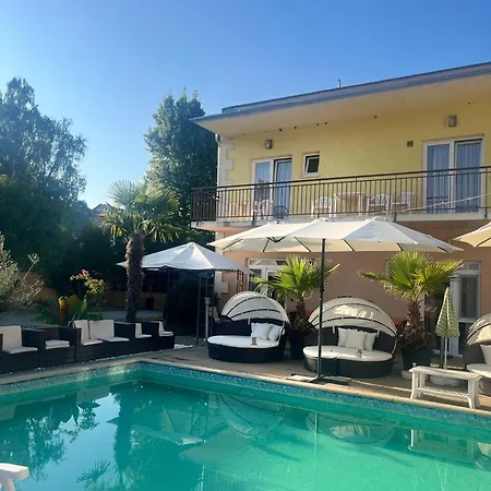 Maganszallas Guest house